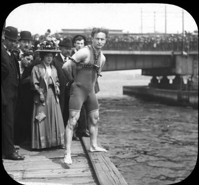 30 апреля 1908 года. Гарри Гудини готовится прыгнуть с 10-метрового Гарвардского моста в реку Чарльз с руками, скованными з спиной, перед 20-тысячной толпой зрителей. Через 40 секунд он вынырнет уже без наручников