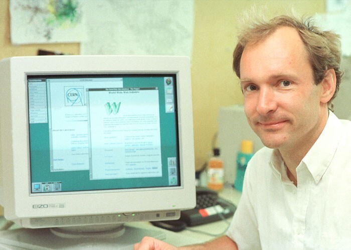 Британский ученый Тим Бернерс-Ли создал Всемирную паутину в 1989 году. Ему не нравилось то, что приходилось опрашивать всех коллег о том, какие программы имеются на их компьютерах - и он создал систему, которая и привела к созданию WWW