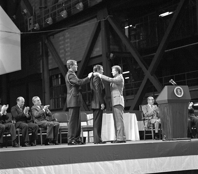 Нил Армстронг, ставший первым человеком на Луне, получает Почетную медаль Конгресса, 1978 год