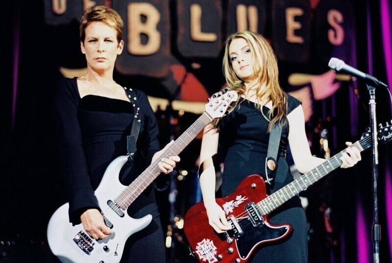 В одной из финальных сцен фильма "Чумовая пятница" (2003), когда Линдси Лохан и Джейми Ли Кёртис были на концерте, Кёртис самостоятельно исполнила соло на гитаре. До съемок она специально его разучивала