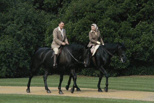 Елизавета II и Рональд Рейган катаются на лошадях в саду Виндзорского замка, июнь 1982 года