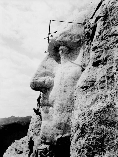 Прочистка носа Джорджа Вашингтона: окончание строительства монумента на горе Рашмор, длившегося 14 лет и завершенного в октябре 1941 года