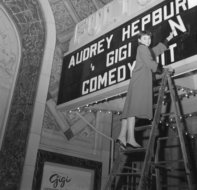 Большой дебют Одри Хэпберн: актриса готовится впервые выйти на сцену в главной роли в мюзикле "Джиджи" на Бродвее, 1951 год