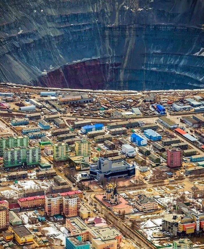 Самая большая в мире алмазная шахта "Мир" в Якутии