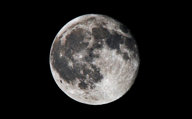 Притяжение Луны меньше земного в 6 раз