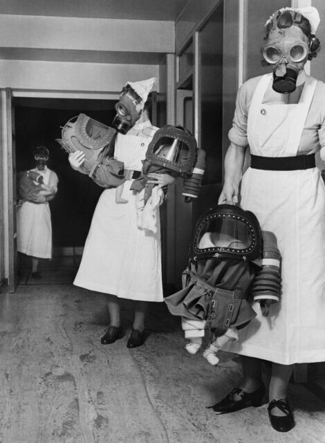 Медсестры Лондонского детского госпиталя готовятся к газовой атаке, 1940 год