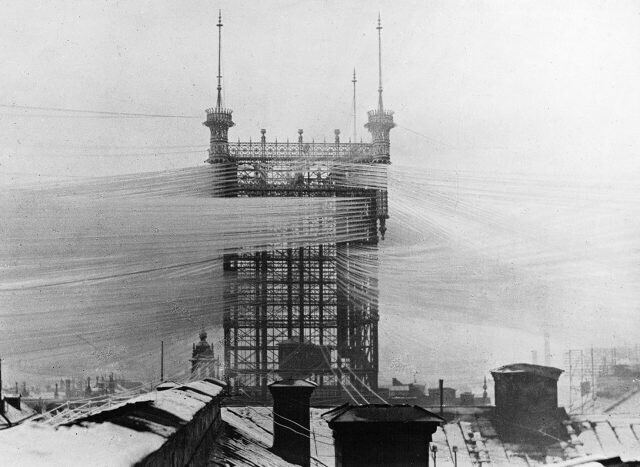 Стокгольмская телефонная башня, окутанная более чем 5000 проводов, 1890-е