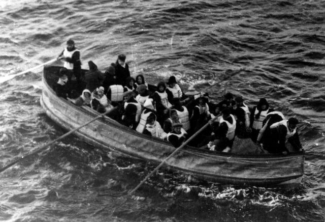 Выжившие пассажиры "Титаника" подплывают к кораблю "Карпатия"
