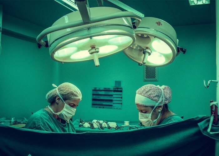 Самая долгая операция в мире длилась 103 часа и выполнялась 20 врачами. Это было разделение сросшихся близнецов в Сингапуре в 2001 году