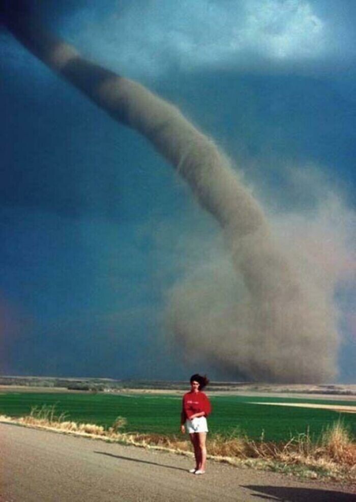 Девушка позирует на фоне торнадо, находящегося в полутора километрах от нее