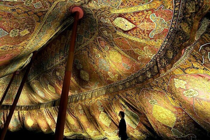 5. Османская трехмачтовая палатка XVII века из шелка и позолоченной кожи