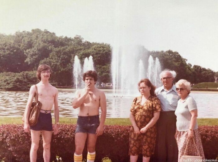 38. "Папа (слева) вскоре после переезда из СССР в Чикаго, 1980 год. Простите, дамочки, он женат на моей маме"