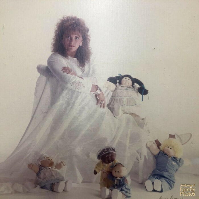 24. "Это мое фото из выпускного альбома. Мама почему-то решила, что будет здорово, если я сфотографируюсь со своей коллекцией кукол"